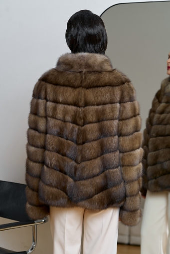 Миниатюра фотографии Женская шуба из соболя с воротником стойкой