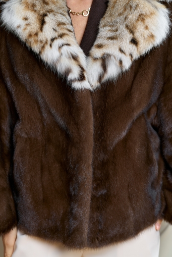 Миниатюра фотографии Куртка из меха норки с английским воротником из меха рыси