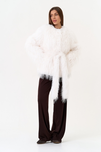 Миниатюра фотографии Женская шуба под эко страуса белого цвета